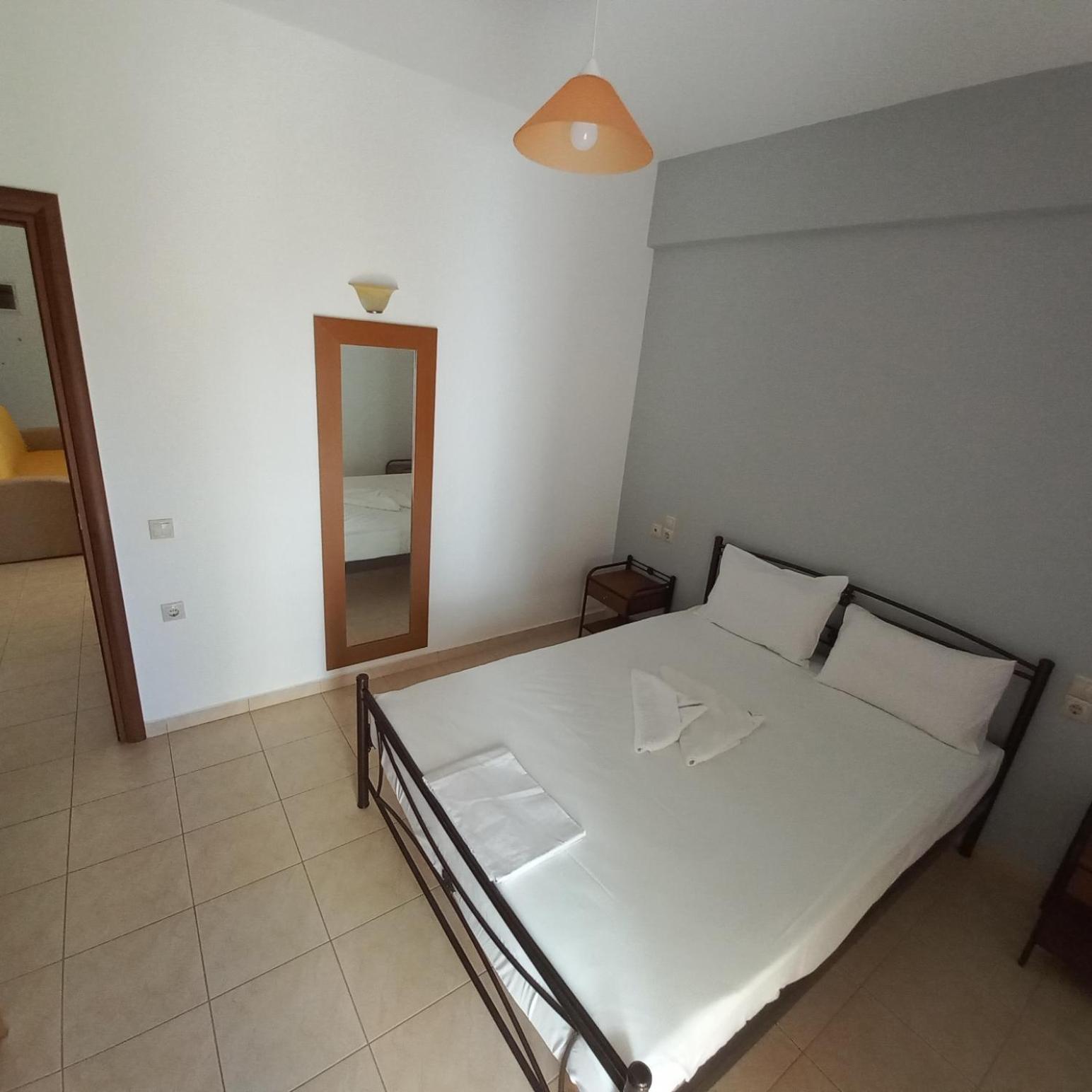 Central Rooms Makrýgialos Екстериор снимка
