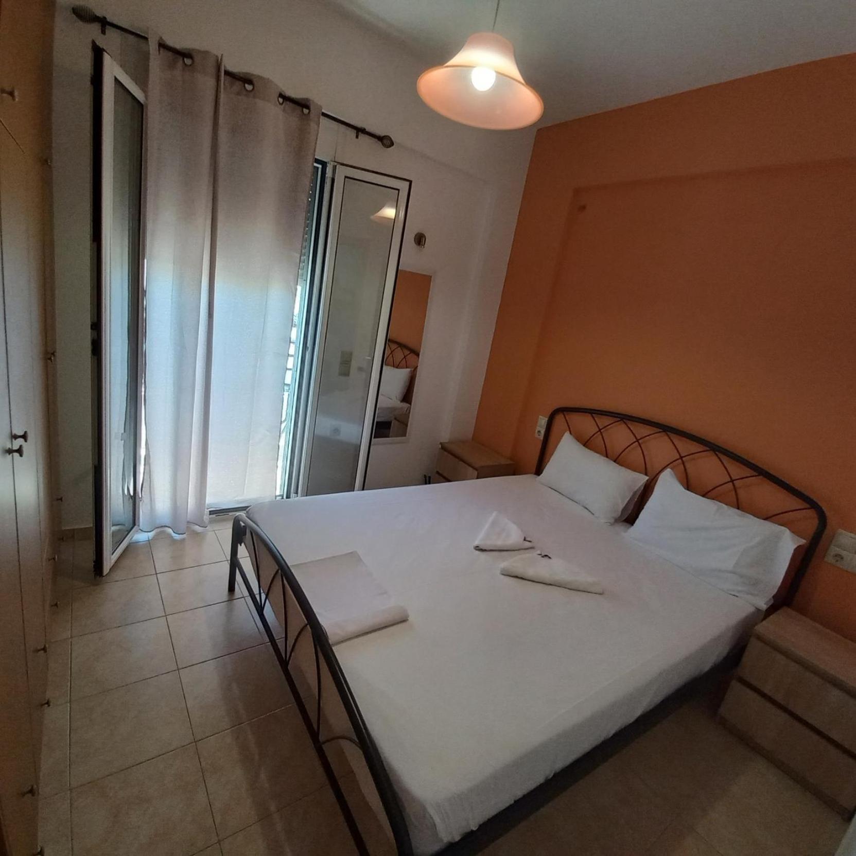 Central Rooms Makrýgialos Екстериор снимка